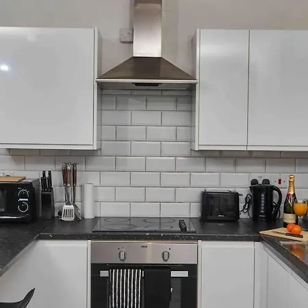 Sleeps 3 - Centre - Free Wifi Apartment *