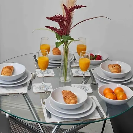 Sleeps 3 - Centre - Free Wifi Apartment *